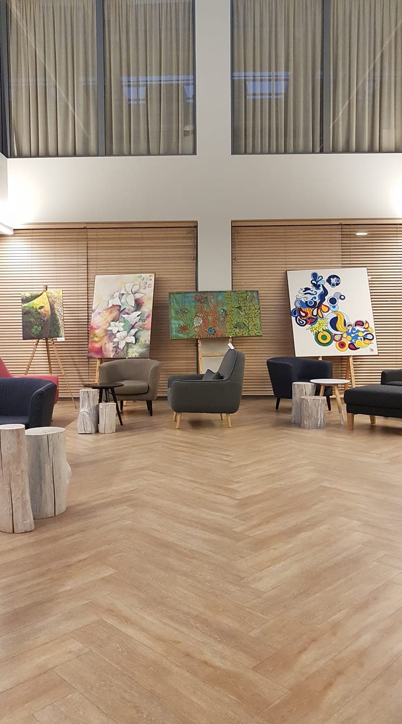 Spalobby med konst och växtvägg