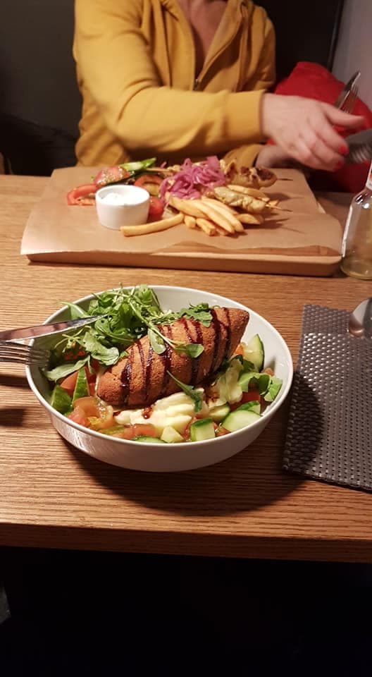 Middag med sallad och kycklingrätt