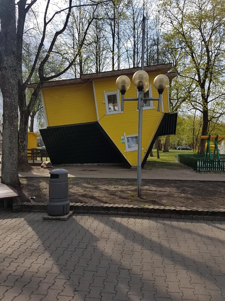 Upp och ner-hus på utflykt