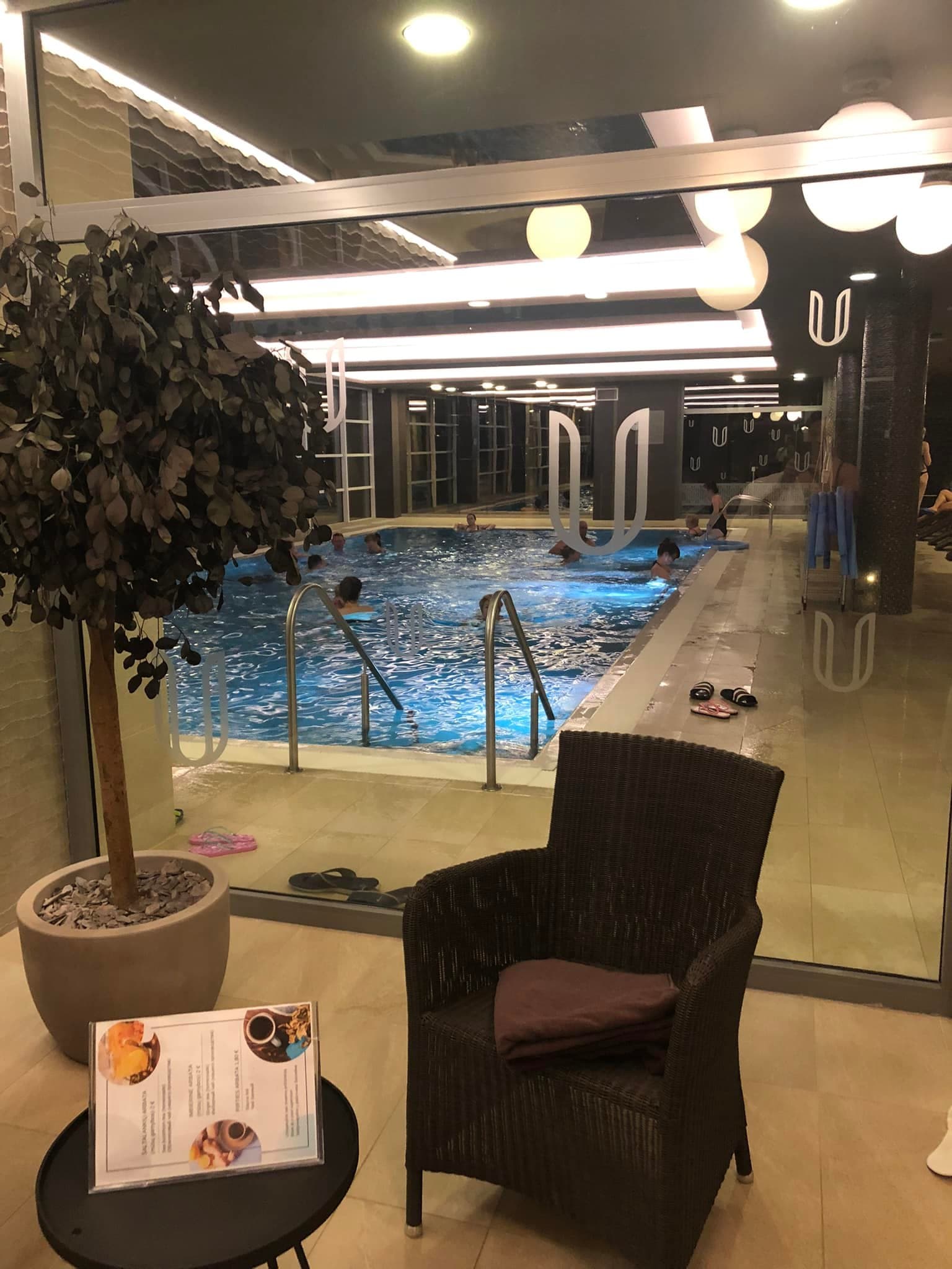 Pool sett genom glasvägg