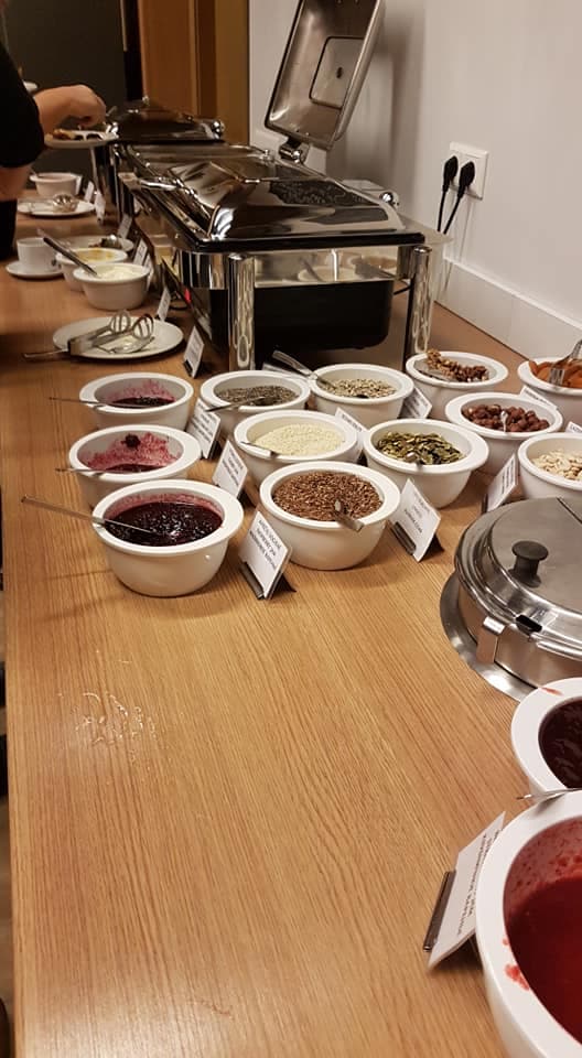 Frukostbuffé med tillbehör