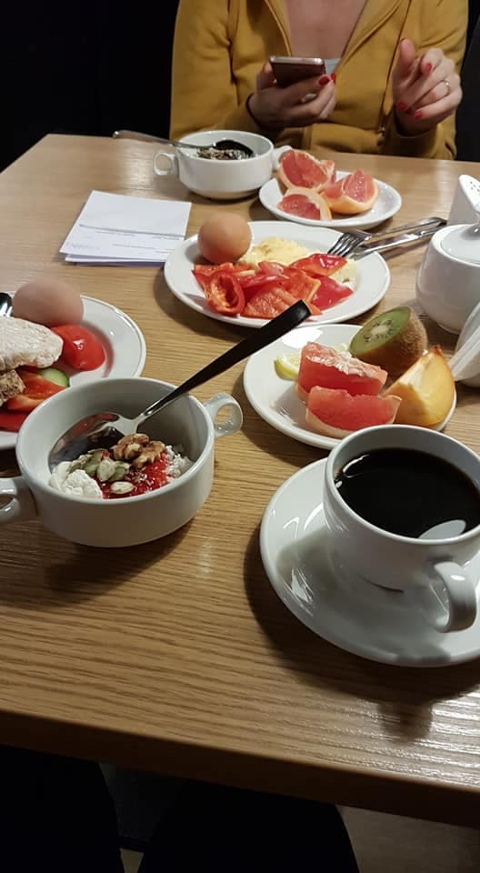 Frukost med kaffe och frukt