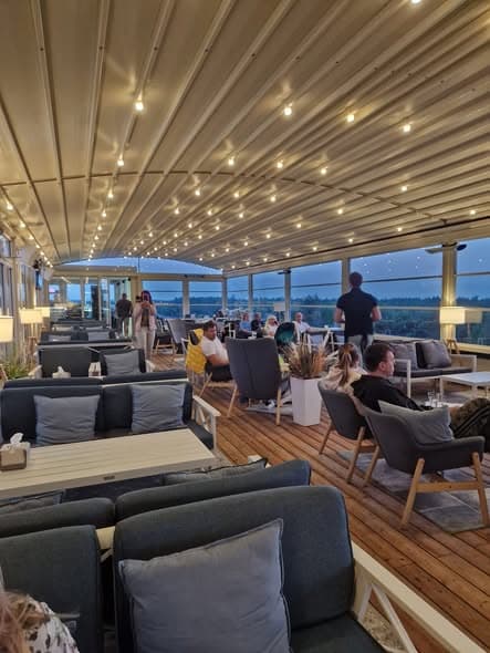 Bloster på takterrass-restaurang